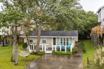 Image de 300 Steps To The Beach - Stone’s Throw Bungalow