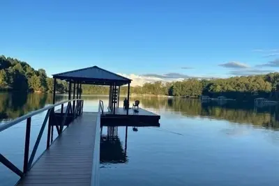 Image de Lakefront luxury on Lake Keowee.