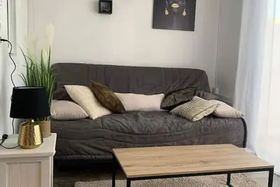 Image de Studio cosy et confortable, avec terrasse, à 5 minutes de la plage!