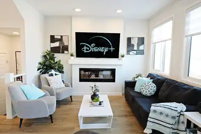 Image de Stylish Home with A/C|3 King Beds|Garage|Disney+