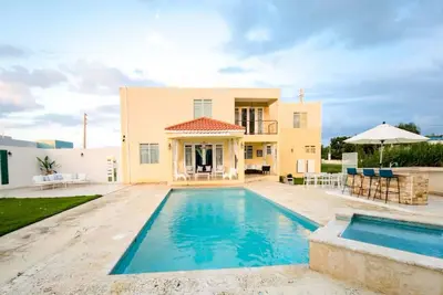 Image de Tropical Retreat Stay-Spacious 5br Oasis with Pool, Solar Backup, for 20 Guests!