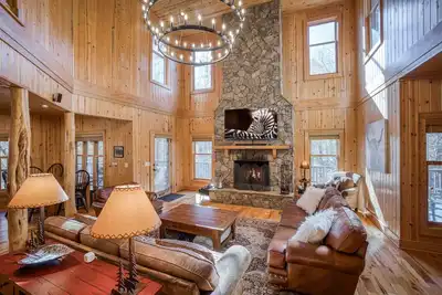 Image de Huge Deck, Hot Tub, Games, Pool Table, Forested View on 2. 3 Acres