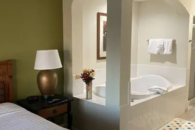 Image de Resort 3 miles from Disney World - 2 Master King Suites w/ Jacuzzi - Heated Pool