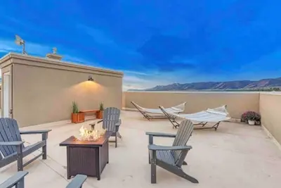 Image de Rooftop Patio, Hot Tub, Ev charging, Mtn views, close to Afa!