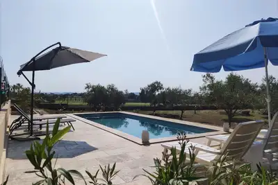 Image de Grande maison avec magnifique piscine au milieu d'un jardin de 3000 m