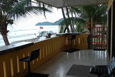 Image de Ocean Front 2nd Story Apartment