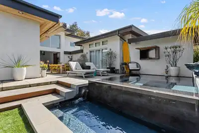 Hymettus Hideaway\n- Walk to beach