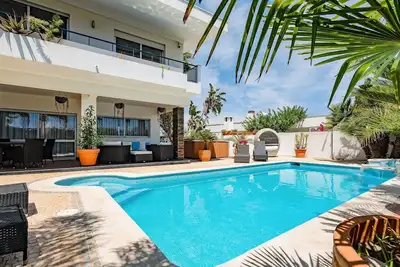 Image de Deluxe 4bdr House W\/ Pool by LovelyStay