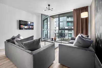 Image de 377 Centenary Plaza · Luxury 2 Bedroom - City Centre