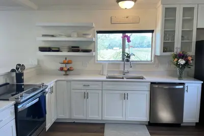 Image de Peace and Tranquility! Vineyard Farmhouse Near Britt, Wineries, Shakespeare
