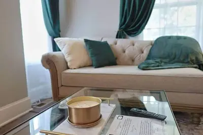 Image de New! Classy 3br Home ~ 5 min to Dt + Eateries