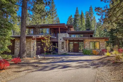 Image de Summit Serenade at Schaffer's Mill, 4bdrm, Private Hot Tub & Exclusive Club Amenities!