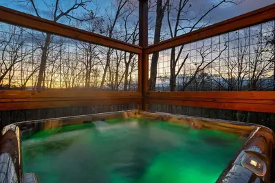 Image de Smoky Adventure Cabin • Hot Tub • Near Gatlinburg