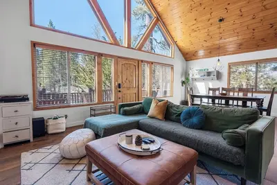 Image de Wolf Den Cabin • Spa • Walk to Lake