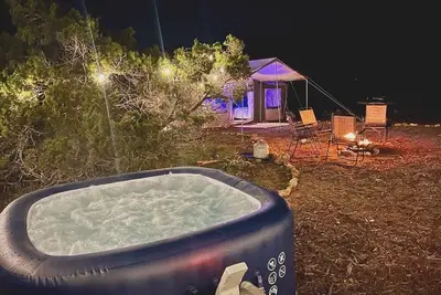 Image de Luxury Hill Country Glamping with A/C + Private Hot Tub. Ideal for Groups!