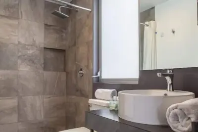 Image de Modern Historic Center Loft - 5 minutes away!
