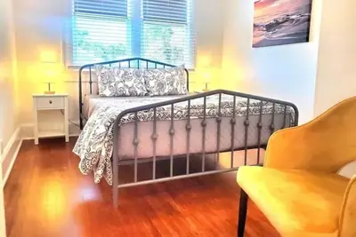 Image de Historic Uptown Boho Guesthouse - Sleeps 16