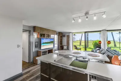 Image de Stunning Beachfront Condo - 2br Partial Oceanview