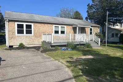 Image de Newly renovated cottage walking distance to the beach!