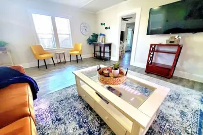Image de Historic Kenwood Beachy Bungalow King 2 bdr