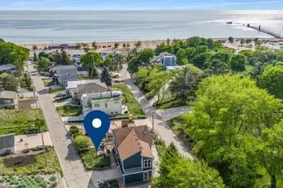 Image de 🌅 My Blue Haven | Lake View Cottage | Walk to Beach | Large Deck w/ Grill & Parking ➠ 213