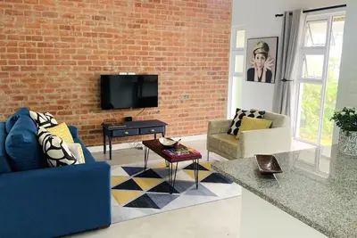Stylish Loft-style Apartment - Close to all the Action