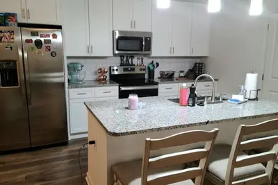 Image de Brightly Lit, Vaulted with Poolside and Mountain View. Minutes from Downtown