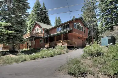 Image de Dog-Friendly Cabin w Hot Tub, Sleeps 9, Lake & Ski