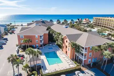 Image de Miramar Beach condo located across from the beach in quiet complex.