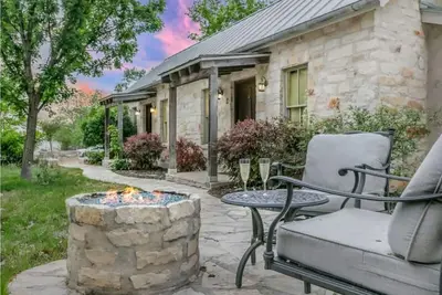 Image de Stonebridge 2: 2 Blocks to Main, Shared Hot Tub