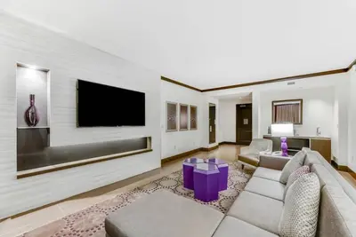 Image de 2 Connecting Suites at a 4⭐️ Hotel