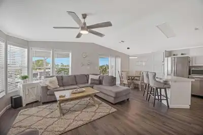 Image de Waterfront Seaside Sanctuary in the Keys with 35' Seawall For Your Boat!