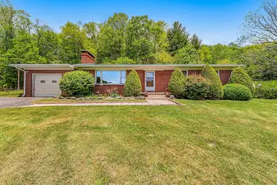 Image de Inviting home with fireplace, mountain view, central Ac, & W/D