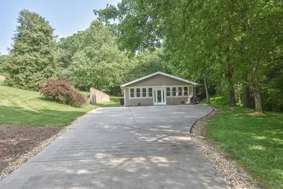 Image de Creekside home near the lakes with beautiful yard, firepit & Ping-Pong