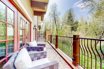 Image de Luxury mountain stay with resort amenities, work area, and shuttle to slopes