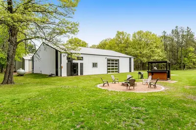 Image de Renovated barn retreat with firepit, grill, sauna, foosball, kayaks & movie room