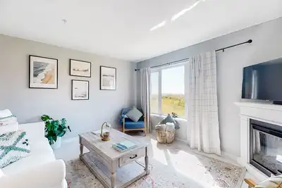 Image de Dog-friendly, ground-floor condo with pool & hot tub, steps to the beach