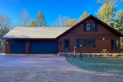 Image de Lakefront home with game rooms, dock, kayaks, private beach, fireplace, firepit
