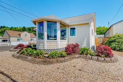 Image de Comfy dog-friendly bay home with kitchenette, gas grill, patio, yard, and W/D