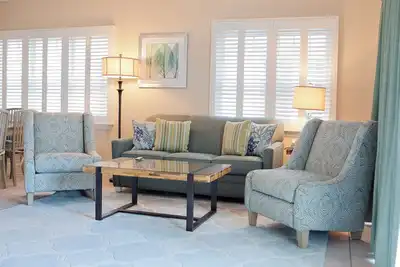 Image de Rare Find! Spacious Unit w\/ 2 Bedrooms and Balcony & Full Kitchen, Onsite Pool