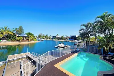 Image de This house is a 5 bedroom(s), 3 bathrooms, located in Broadbeach Waters, Qld.