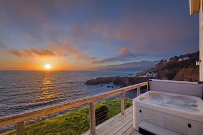 Image de Exquisite Oceanview! by OceanviewHotTubs Tesla Charging Shelter Cove Oceanfront