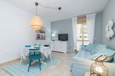 Image de Appartement 'Loriana Seaside Home' avec terrasse privée, jardin privé et climatisation