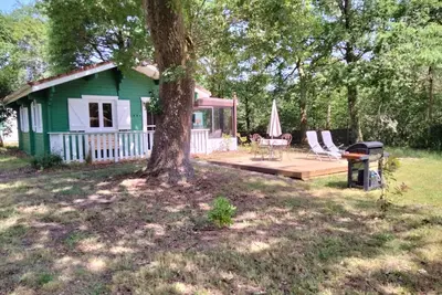 Chalet rénové avec piscine partagée, calme en forêt proche de tous les commerces
