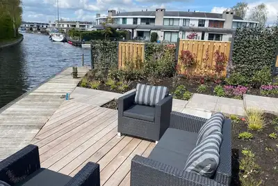 Image de Vakantiehuis aan het Water met Aanlegsteiger