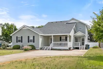 Image de Anchor's Away: Hot Tub, Rec Room, Fenced Backyard