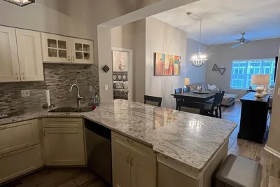 Image de 4th Floor 2 Bedroom/2 Bath Condo in Downtown St Pete with view of water.
