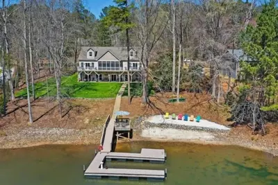 Image de Lakefront Manor w/ Beach, Gameroom, Sauna, Theatre