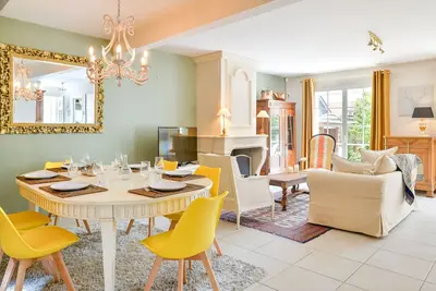 Image de Magnolia - Charmante maison avec jardin et stationnement privé