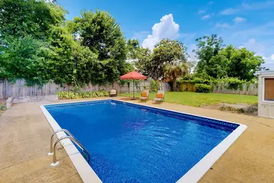 Image de Dog-friendly home with pool, patio, full kitchen, & W/D - in a great location